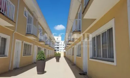 Sobrado de Condomínio de 75m², 2 quartos, 2 suítes, 2 vagas, sala dois ambientes, cozinha planejada.
