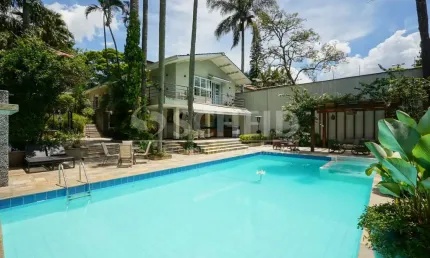Casa reformada com 5 suítes e área de lazer no Alto da Boa Vista