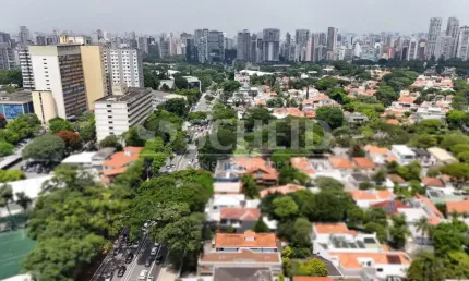 Casa à venda na Av. Ibirapuera, 488m² terreno. 4quartos(2 suítes). 7 vagas