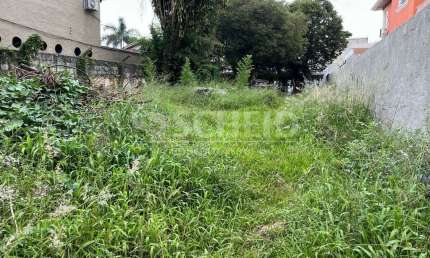 Terreno à venda na R. Julio Verner, Jardim hípico. 400m², plano.