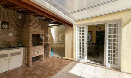 Casa no Campo Belo, 240m2, 3 quartos, área gourmet e 2 vagas de garagem.