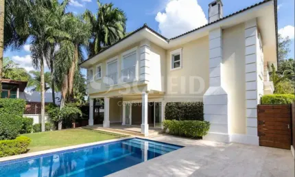 Casa em condomínio com 4 suítes e piscina no Alto da Boa Vista