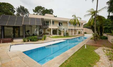 Casa de vila térrea com vista privilegiada para o verde, 4 suítes e 6 vagas!