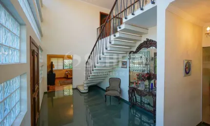 Casa com 427m² de área construída, 4 dormitórios e 9 vagas, em ponto nobre de moema !
