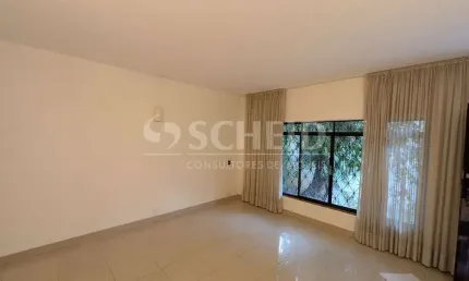 Casa térrea com 03 quartos, sendo 01 suíte, corredor lateral, 03 vagas