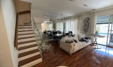 Casa em Condomínio 3 dorm sendo 1 suite, piscina, vagas em subsolo