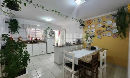 Casa térrea, 2/3 dormitórios, edícula, 3/4 vagas, churrasqueira, aceita pets, Jd. Consórcio