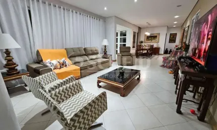 Casa à venda no Brooklin com 4 quartos sendo 2 suítes e 4 vagas de garagem.