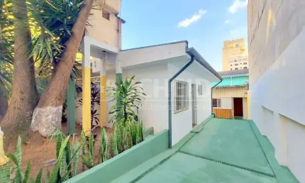 Casa térrea com  salão  de 60 m2 para locação na vila alexandria !