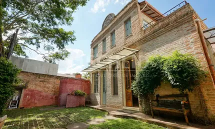 Casa linda com personalidade no melhor do bairro !a 2 quadras da escola waldorf