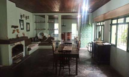 Casa no Cond. Sete Praias, 400m2 construídos: 5 quartos 1 suite, 4 salas, cozinha, edícula e 6 vagas