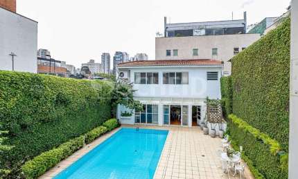 Casa á Venda no Brooklin com 471m², 4 quartos sendo 1 suíte, 4 vagas.