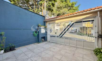 Sobrado com 3 quartos sendo 1 suítes e duas vagas de garagem.