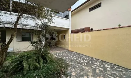 Casa com 3 quartos, 2 vagas , 2 banheiros, edícula, quintal, varanda, corredores laterais.