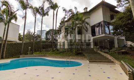 Casa de luxo Chácara Flora 5 suítes, piscina e salão de festa distribuídos em 1.274m² de terreno