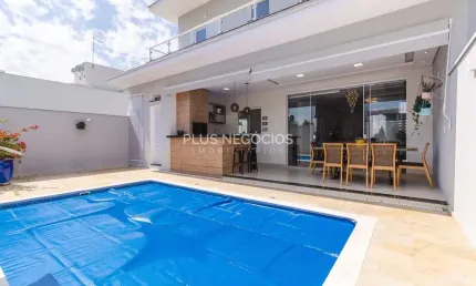 Linda Casa de Alto Padrão com 4 Suítes, Sistema Solar e Área Gourmet: Sofisticação e Sustentabilida