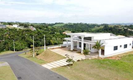 Casa à Venda no Condomínio Village, Araçoiaba da Serra - 3 Dormitórios, 1 Suíte e 348m² de Área Úti