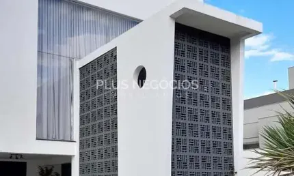 Casa de Condomínio Exclusiva: Sobrado Moderno com 3 Suítes, Design Sofisticado e Natureza Preservad