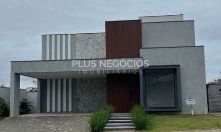Exclusividade e Sofisticação: Casa de Condomínio com Piscina de Borda Infinita em Alphaville Nova E