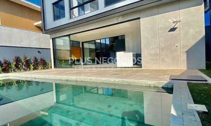 Luxuosa Casa à Venda com 4 Suítes no Alphaville Nova Esplanada 4 - Conforto, Sofisticação e Seguran