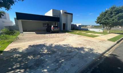 Casa à venda no Condomínio Village Ipanema II em Araçoiaba da Serra, SP: charme e conforto em local