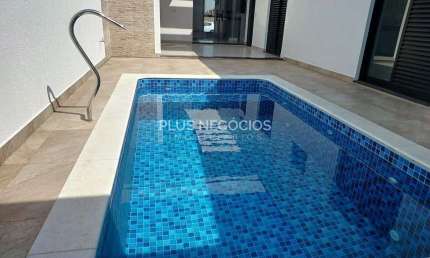 Prepare-se para se encantar com esta residência deslumbrante, situada no prestigiado condomínio Le