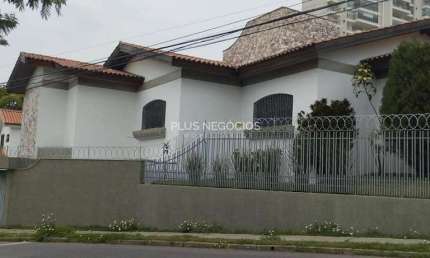Casa para venda e locação no Campolim com 450 m², 9 vagas de garagem, 3 suítes e escritório