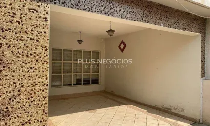 Casa 3 dormitórios com suíte e garagem em rua tranquila na Vila Santana, 1,5 km do centro