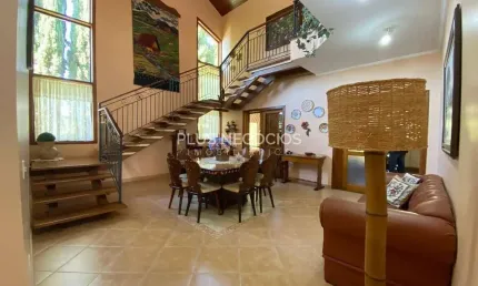 Casa à Venda no Condomínio Fazenda Imperial: 3 Suítes, Terreno de 1000m² e Edícula