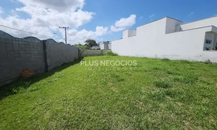 Terreno no Condomínio Villa Suíça, próximo a Prefeitura. Possui 470,85m² com Segurança e localizaçã