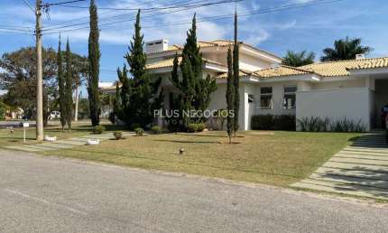 Casa à Venda no Condomínio Village Ipanema 1: Luxo, Conforto e Segurança com Piscina, Jardim e Espa