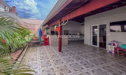 Casa à Venda no Villa Flora Residencial – 3 Dormitórios e 132,39m² de Área Útil em Localização Priv