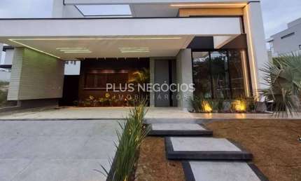 Casa térrea de alto padrão em condomínio fechado com piscina, energia solar, automação e gourmet –