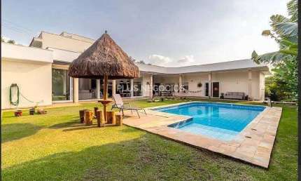 Casa térrea à venda em condomínio fechado em Sorocaba, 3 suítes, lazer completo, esquina, próximo à