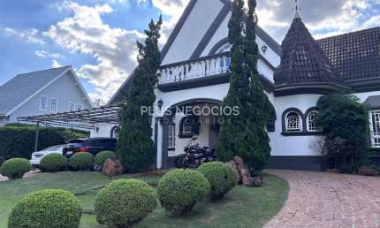 Casa Clássica com Piscina no Condomínio Lago Azul Golf Club