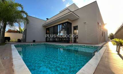 Casa Térrea à Venda no Alphaville Nova Esplanada – 3 Suítes, Piscina, Área Gourmet e Localização Pr