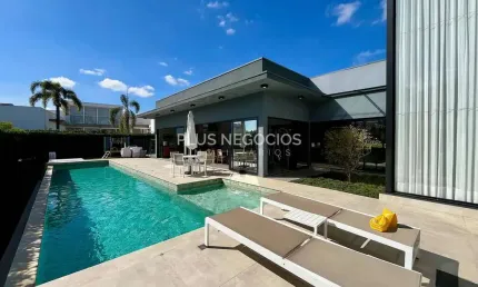 Casa de Alto Padrão à Venda no Condomínio Lago Azul Golfe Clube – 4 Suítes, Cinema, Piscina e Lazer