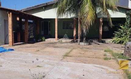 Casa à Venda com 03 quartos sendo 02 suítes. Localizado no Bairro Chácara dos Pinheiros em Cuiabá-M