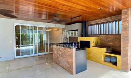 Casa para locação com 3 suítes, varanda com forno e fogão a lenha, 300m² de área construída no Cond