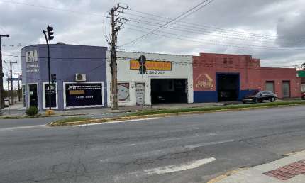 Ótimo imóvel comercial de esquina com 382,90 m² de área construída à venda no bairro Bucarein em Joinville - SC por  R$ 1.650.000,00 .