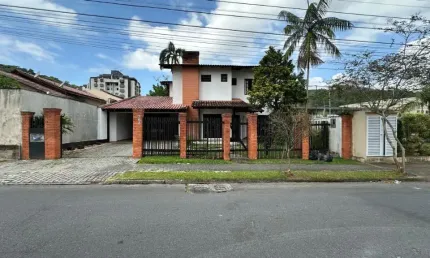 Sobrado à venda cosuíte mais 2 quartos no Bairro Saguaçu em Joinville-SC