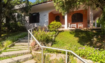 Excelente Casa com 1 suíte mais 2 quartos à venda no bairro Saguaçu em Joinville- SC
