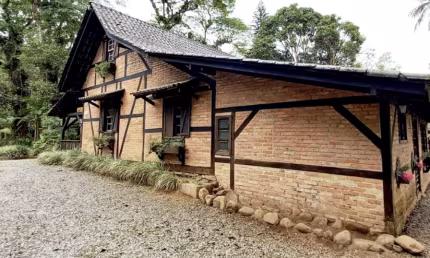 Linda Chácara a venda  com casa enxaimel originalmente construida em 1904, com área construida de 250m2 e terreno com 33.000m2