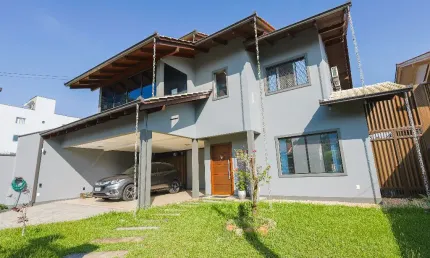 Lindo Sobrado com 1 suíte mais 2 quartos à venda no bairro Santo Antônio em Joinville-SC
