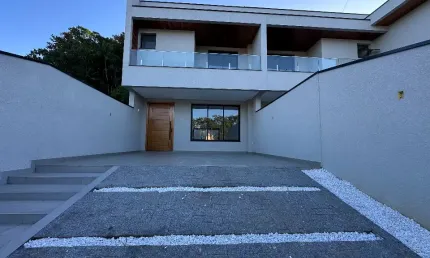 Lindo  sobrado novo com 1 suíte mais 2 quartos à venda no bairro Anita Garibaldi em Joinville - SC