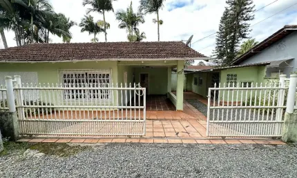 Casa em alvenaria a venda com 2 quartos, jardim no bairro Bucarein e Joinville SC