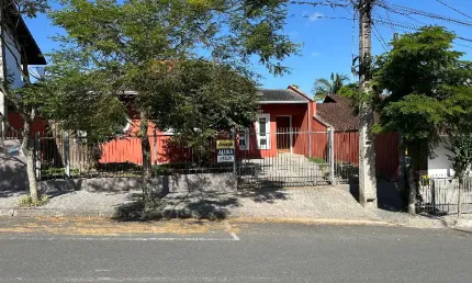 Casa averbada com 1 suite e mais 2 quartos, a venda no bairro Costa e Silva em Joinville SC. Valor R$850.000,00