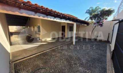 Casa com 3 quartos à venda no Jardim Europa, Uberlândia 