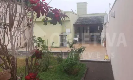 Ótima casa a venda no Bairro Osvaldo Rezende em Uberlândia