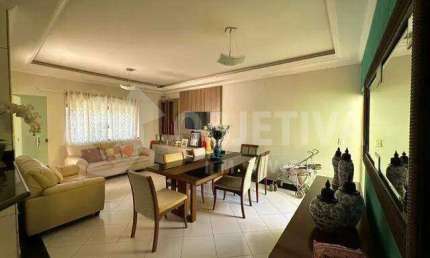 Excelente casa no Bairro Segismundo Pereira muito bem localizada em Uberlândia